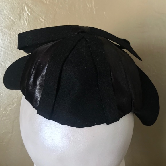 SPLENDID 1930s\' BLACK FELT CLOCHE WITH TOPSTITCHING AND SHINY FABRIC TRIM main image 11